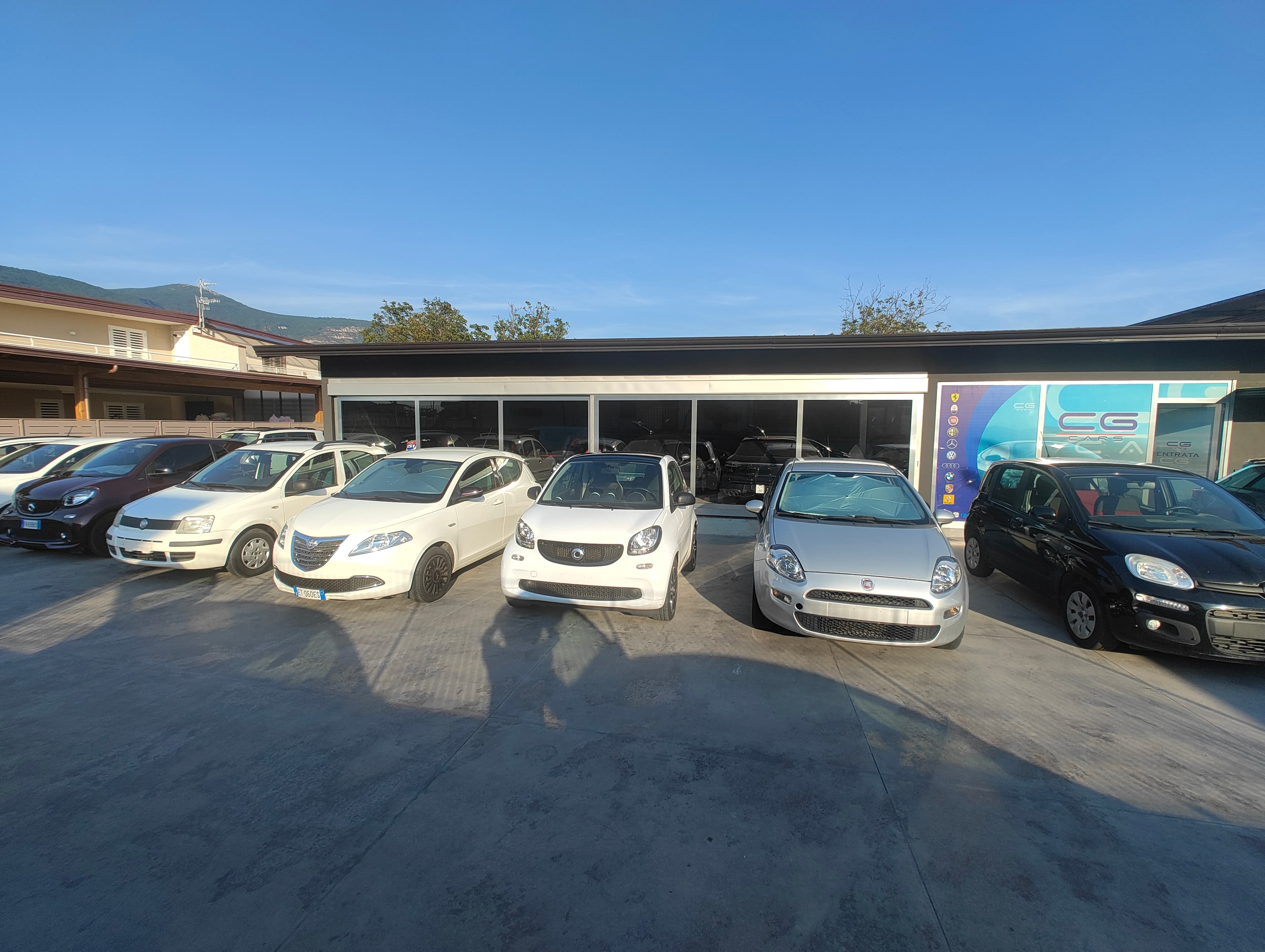 Il piazzale di CG Cars a Striano (NA)